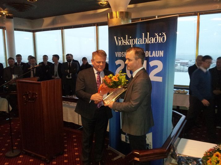 Björgvin Guðmundsson ritstjóri Viðskiptablaðsins afhendir Björgólfi Jóhannssyni, forstjóra Icelandair, verðlaunin.