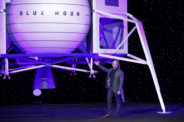 Jeff Bezos og geimfarið Blue Moon.