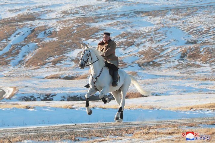 Kim á leið upp Paektu á fáki sínum.