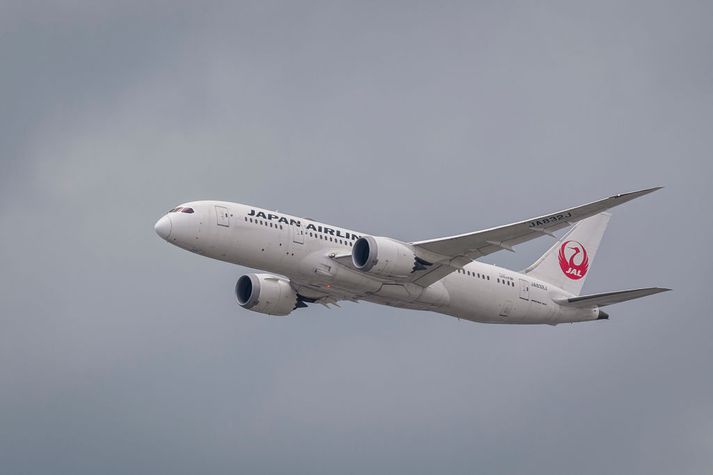 Vonandi hefur sá sem stýrir þessari vél Japan Airlines ekki fengið sér of mikið sake fyrir flugið.