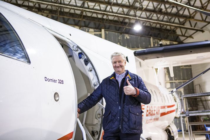 Hörður Guðmundsson, eigandi Ernis, við Dornier-skrúfuþotu félagsins á Reykjavíkurflugvelli í gær. 