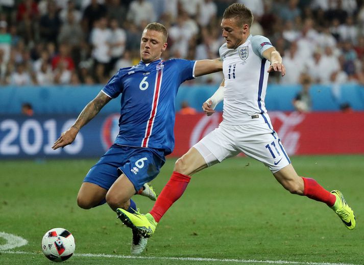 Ragnar með tæklinguna frægu á Jamie Vardy.