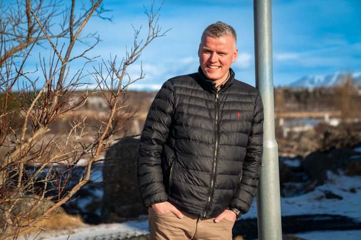 Vatn og vítamín er það fyrsta sem Brynjar Valsteinsson, framkvæmdastjóri Gosfélagsins, fær sér á morgnana. Sem horfir á flestallar íþróttir og jafnvel þannig að stundum fer hann of seint að sofa því hann á eftir að horfa á eitthvað. 