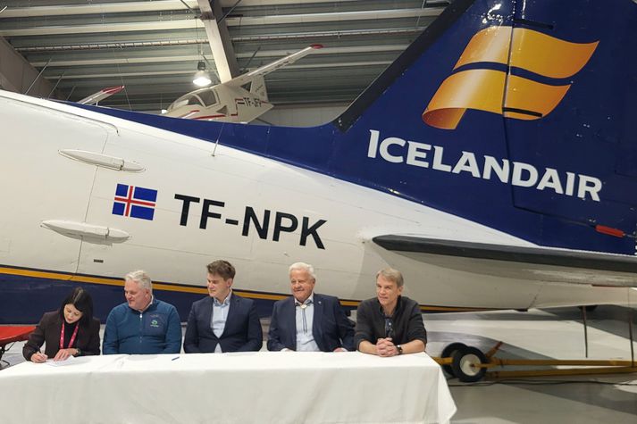 Akureyrarflugvelli í dag. Steinunn María Sveinsdóttir safnstjóri, lengst til vinstri, undirritar viljayfirlýsinguna fyrir hönd Flugsafns Íslands. Einnig skrifuðu undir þeir Ágúst Sigurðsson, forstjóri Lands og skógar, Jóhann Páll Jóhannsson, umhverfis-, orku- og loftslagsráðherra, Sveinn Runólfsson, formaður Þristasjóðs og fyrrverandi landgræðslustjóri, og Tómas Dagur Helgason, formaður Þristavinafélagsins.