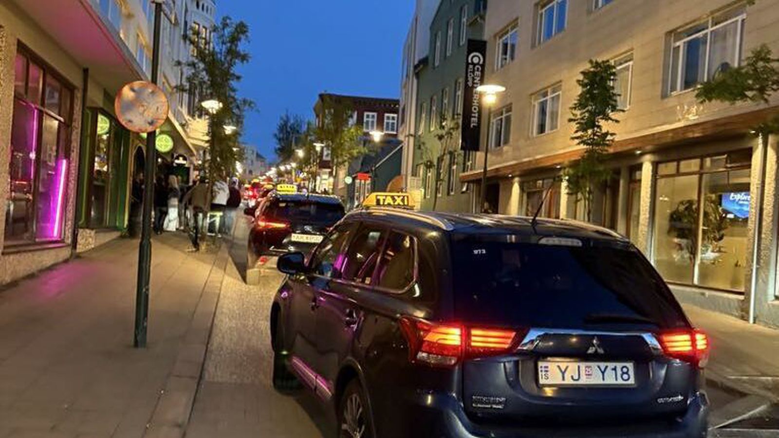 Engin að­stoð við próf­töku og litaðar nú­meraplötur