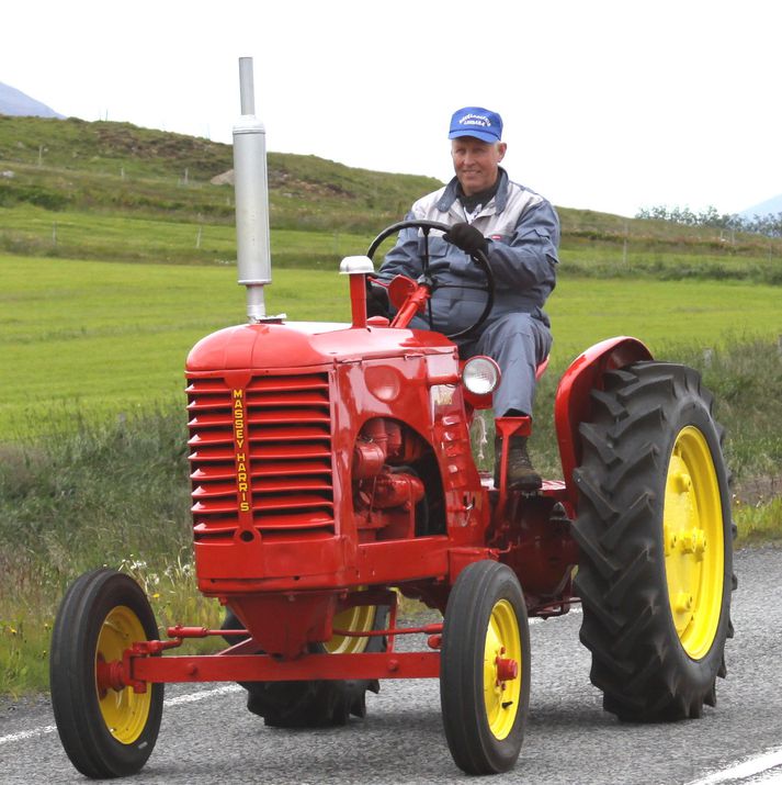 Sigmar Jóhannsson, forsvarsmaður Búminjasafnsins Lindabæ situr á Massey Harris, árgerð 1948.