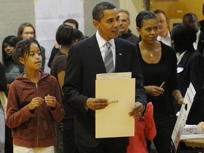 Obama kaus í Shoesmith grunnskólanum Chicago fyrr í dag ásamt Michelle eiginkonu sinni. Með í för voru dæturnar Malia og Sasha.