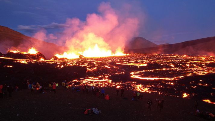 Fjölmenni var við gosstöðvarnar í gær.