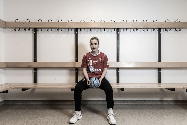 Handboltakonan Sandra Erlingsdóttir greindist 15 ára með átröskun. Hún ætlar að reyna að fræða ungt íþróttafólk um óheilbrigt samband við mat og æfingar.