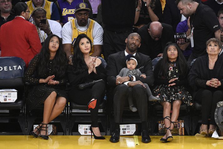 Kobe Bryant með Nataliu, Vanessu, Biönku ig Giönnu þegar treyjur hans fór upp í loft í Staples Center.