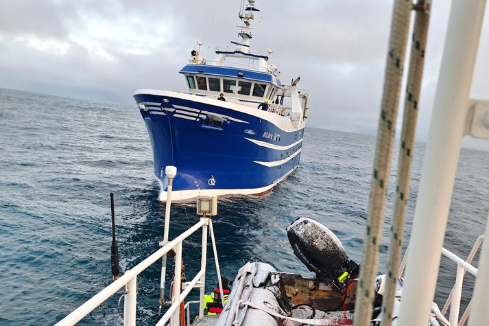 Hildur er talsvert stærra skip en björgunarbáturinn.