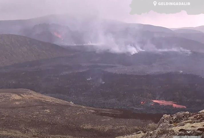 Hópurinn birtir þetta skjáskot úr vefmyndavél RÚV sem sýnir hraunánna úr gígnum sem er í fjarska til vinstri á myndinni.