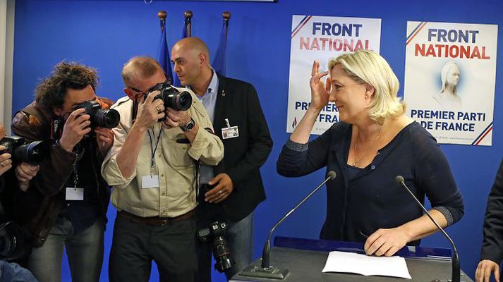Marine Le Pen bar sigur úr býtum í kosningum til Evrópuþingsins í Frakklandi. Le Pen sagði fólkið hafa talað. 