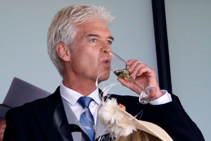 Phillip Schofield hefur lengi verið vinsælasti sjónvarpsmaður Bretlands. Spjót slúðurblaðanna beinast nú að honum.