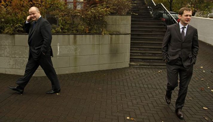 Sigurður Einarsson og Hreiðar Már Sigurðsson ganga af fundi í Ráðherrabústaðnum við Tjarnargötu í október 2008. Í nýju frumvarpi um bankana er meðal annars lagt bann við svonefndum starfandi stjórnarformönnum en Sigurður gegndi slíku hlutverki í Kaupþingi. fréttablaðið/valli