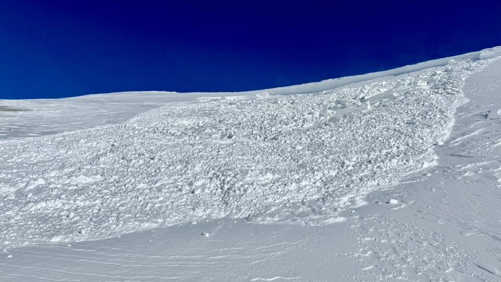 Snjó­flóð skammt frá borginni lík­lega af manna­völdum