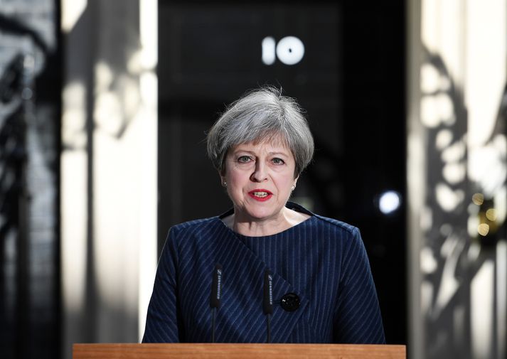 Theresa May fyrir utan Downing-stræti 10 í gær.