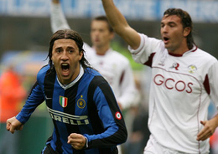 Hernan Crespo fagnar marki sínu gegn Reggina í dag.