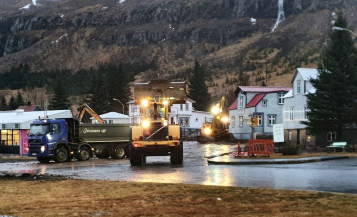 Hreinsun stendur yfir á aurnum sem flæddi yfir hluta byggðarinnar á Seyðisfirði.