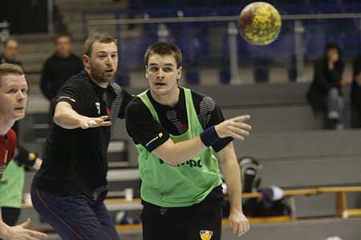 Arnór er hér á æfingu með íslenska landsliðinu.