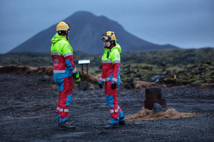 Björgunarsveitafólk stendur vaktina við Keili í dag. 