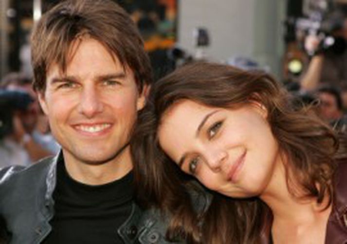Tom Cruise virðist taka virkan þátt í lífi konu sinnar, Katie Holmes.