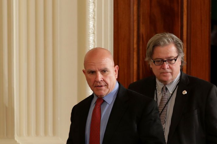 H.R. McMaster, til vinstri, ásamt Steve Bannon, ráðgjafa Trump.