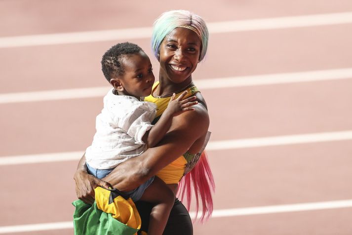 Shelly-Ann Fraser-Pryce fagnar HM-gullinu í fyrrahaust með syninum Zion.