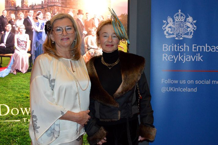 Alma Möller heilbrigðisráðherra og Cecilie Willoch sendiherra Noregs nutu sín á Downtown Abbey í bíó.