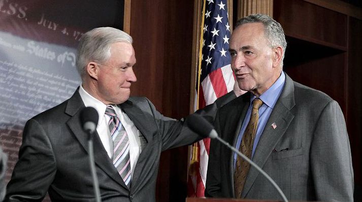 Ánægðir öldungadeildarþingmenn Repúblikaninn Jeff Sessions og demókratinn Chuck Schumer eru sammála.fréttablaðið/AP