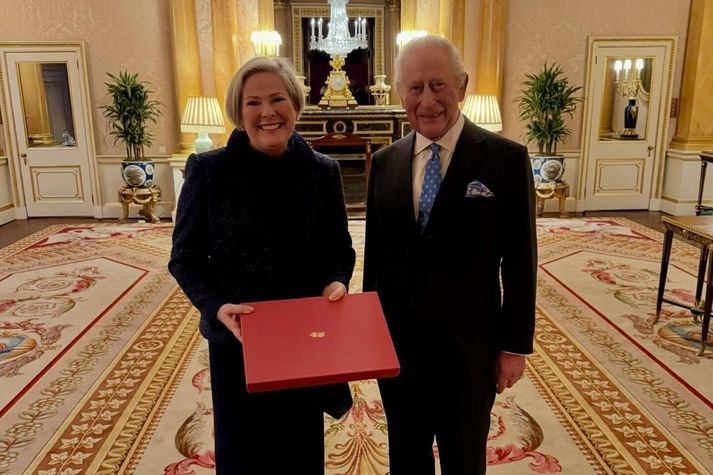 Halla og Karl Bretakonungur í Buckingham-höll. 