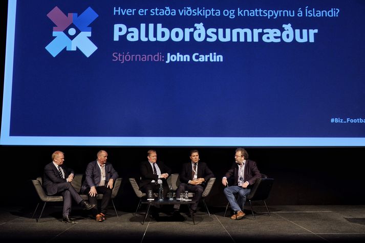 Illugi, Jón Rúnar, Bjarni Ben og John Carlin ræða málin í Hörpu í dag.