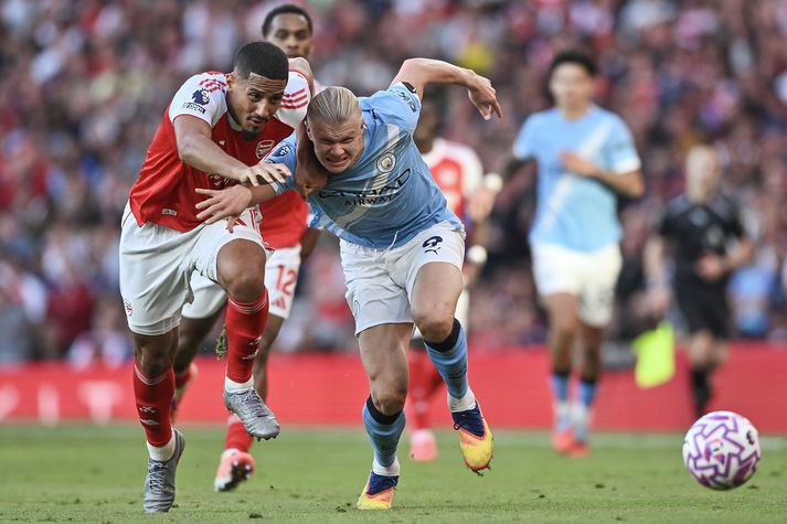 William Saliba í kapphlaupi við Erling Haaland í leik Arsenal og Manchester City um helgina. Liðin gerðu 1-1 jafntefli.