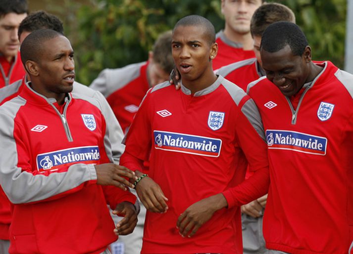 Jermain Defoe og Emile Heskey  með Ashley Young á milli sín.