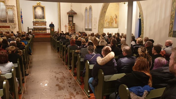 Mikið fjölmenni kom saman í Hafnarfjarðarkirkju kvöldið eftir slysið til að sýna drengjunum og fjölskyldum þeirra samhug.