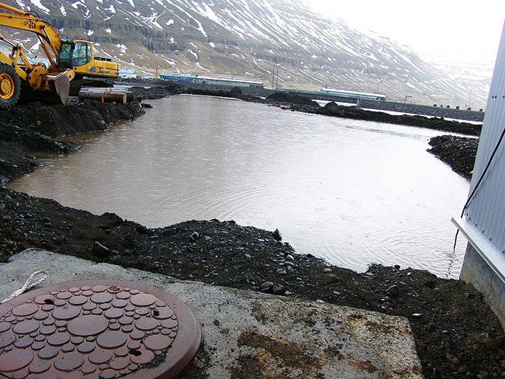 Lónið á Seyðisfirði Skólplyktin er hvimleið en bæjarstjórinn segir að framkvæmdum ljúki á næstu dögum.