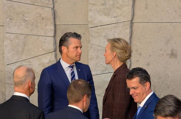 Pete Hegseth og Þorgerður Katrín á spjalli á varnarmálaráðherrafundi NATO í gær.