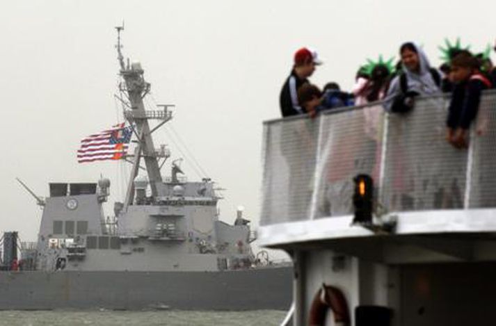 Bandaríska herskipið USS Porter sökkti tveimur sjóræningjaskipum.