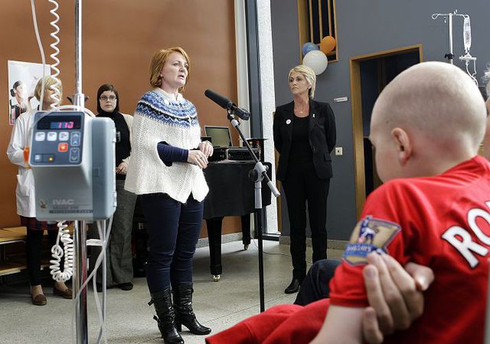 á allra vörum Krabbameinsfélagið hefur verið að selja varagloss frá Dior í sumar. Hvert varalitagloss kostar 2.500 krónur og rennur ágóðinn til Styrktar-félags krabbameinssjúkra barna.