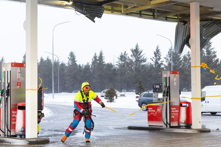 Björgunarsveitarmaður á hér í fullu fangi með að athafna sig í ofsaveðrinu sem gekk yfir höfuðborgarsvæðið nú fyrir helgi.