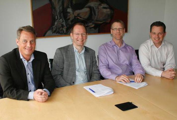 Frá undirskrift samnings. Á myndinni frá vinstri eru Kristian Reseke, Peter Koch, Gunnar Guðjónsson og Pétur Bauer.
