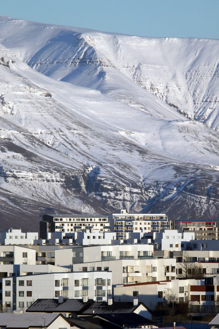 Björgunarsveitir hafa verið kallaðar út en ekki er mikið vitað um ástand mannsins.