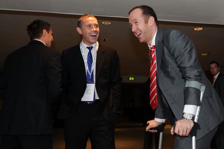 Charlie Adam studdist við hækjur er hann fylgdist með Liverpool slá Everton út í undanúrslitum á Wembley.