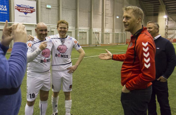 Tryggvi Guðmundsson var í ólíkum hlutverkum í leiknum í dag. Hér má sjá landsliðsþjálfarann Heimir Hallgrímsson slá á létta stengi með Trggva eftir leik.