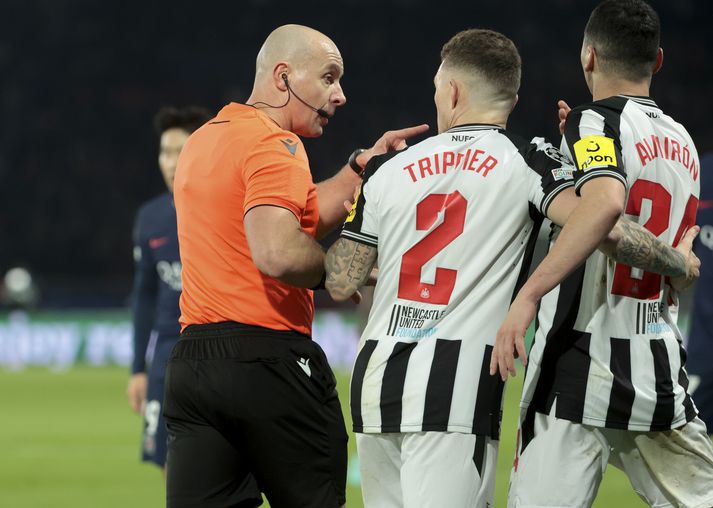 Szymon Marciniak dómari ræðir við svekkta leikmenn Newcastle á Parc des Princes í gær.