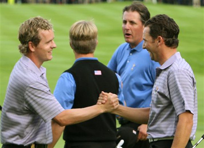Sergio Garcia tekur í höndina á Luke Donald eftir sigur á Phil Mickelson og David Toms.