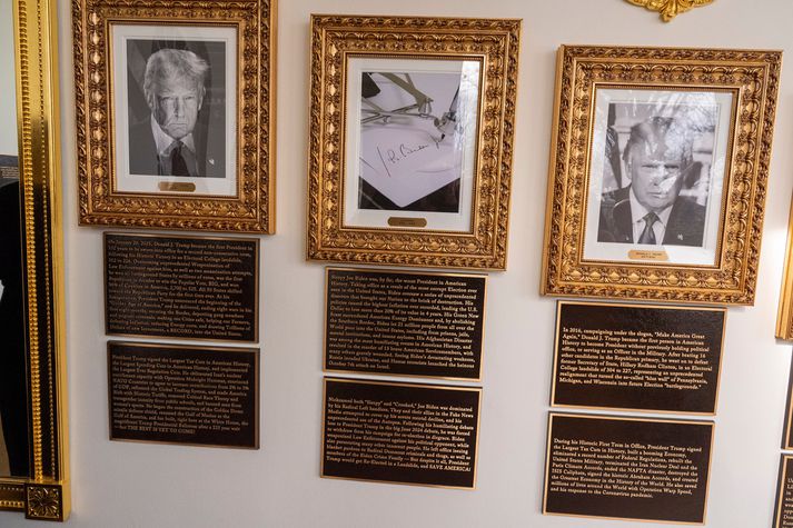 Biden er eini forsetinn sem ekki er mynd af en þess í stað er mynd af tóli sem margir forsetar, og þar á meðal Donald Trump, hafa notað til að skrifa undir tilskipanir og opinber skjöl.