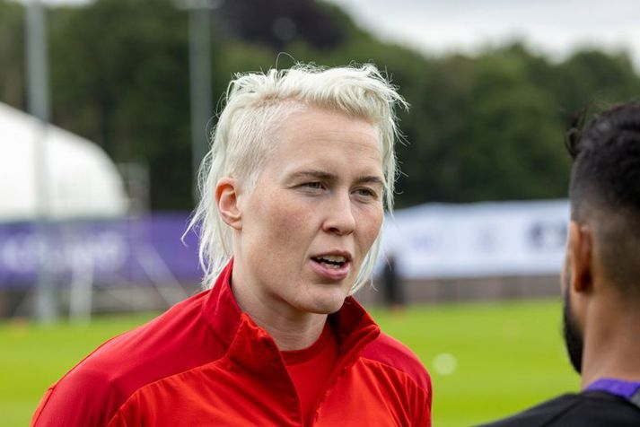 Sandra Sigurðadóttir ræddi við blaðamenn fyrir æfingu íslenska liðsins í Crewe í dag.