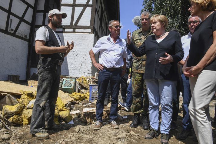 Merkel heimsótti þorpið Schuld og virti fyrir sér eyðilegginguna.