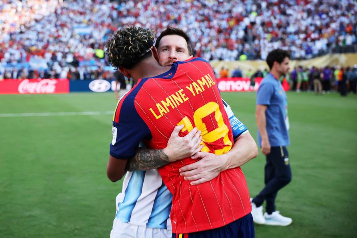 Lamine Yamal faðmar Lionel Messi í leikslok sem óskaði honum til hamingju með heimsmeistaratitilinn.